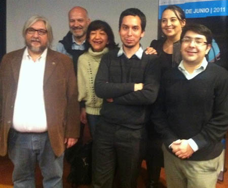 Junto al organizador del Foro, Fernando Irigaray, aparecen los profesores chilenos de Periodismo: Juan C. Camus, Patricia Peña, Gabriel Mérida, Claudia Gutiérrez y Alejandro Morales.